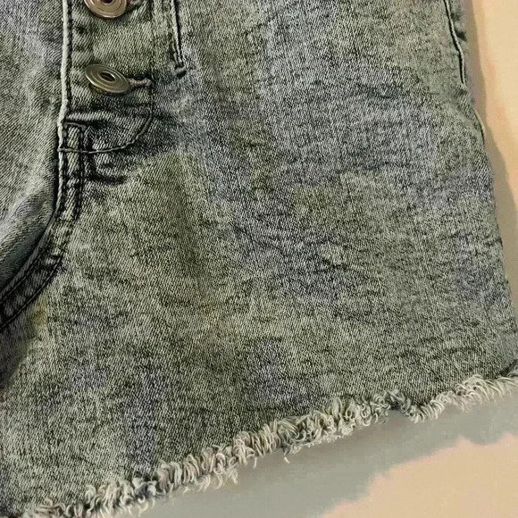 Celebrity Pink SZ 1 XS Acid Washed Jean Shorts - Picture 3 of 10